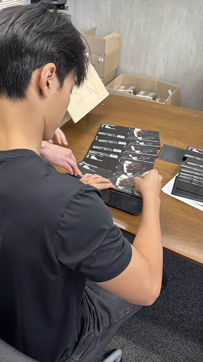 OfficialMONSTAX's tweet photo. MONBEBE, this one’s for you🔥 Pre-order MONSTA X’s EP [The Phase] exclusive signed versions now and make it yours!

🎩 https://t.co/4npdctZubx

#MONSTAX #몬스타엑스
#ThePhase
#MAGIC https://t.co/jYgNI8Wkfx