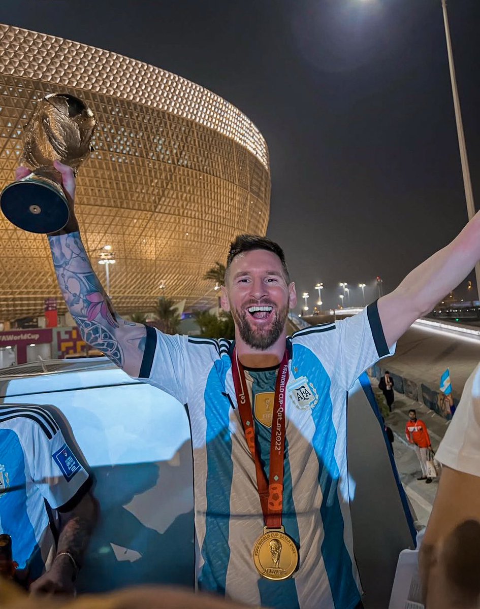 sudanalytics_'s tweet photo. Esta foto inédita de Lionel Messi, con la Copa del Mundo en la mano y Lusail de fondo.

Ufff, qué imagen. 🥹🇦🇷 https://t.co/4LJ1Jz9T7D