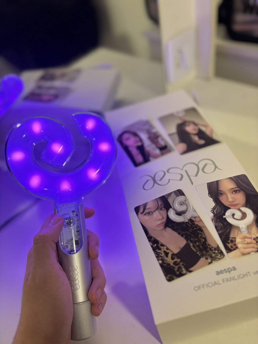 gogoywbari's tweet photo. feedback mais que positivo pra @StoreKLine 💖💕💞💗

eu estou apaixonada, meu lightstick chegou super bem embalado e protegido, no prazo e antes do show conforme foi prometido!!
sem contar no ótimo atendimento que oferecem 💕💕 https://t.co/Gt9H0IBed1