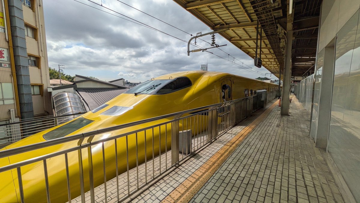 i161421's tweet photo. ファンミ参加のため新横浜のホームに出ると…初めてのドクターイエロー🚄🤩
9月にいいスタートキレそう🤭
あとは…借り物競争に選ばれたらいいな💖

#NAKAMAtoMEETING_vol5
#新しい地図
#つよぽんに会いたい
#慎吾ちゃんに会いたい
#吾郎さんに会いたい
#おばちゃんの推し活 https://t.co/z11quOSWff