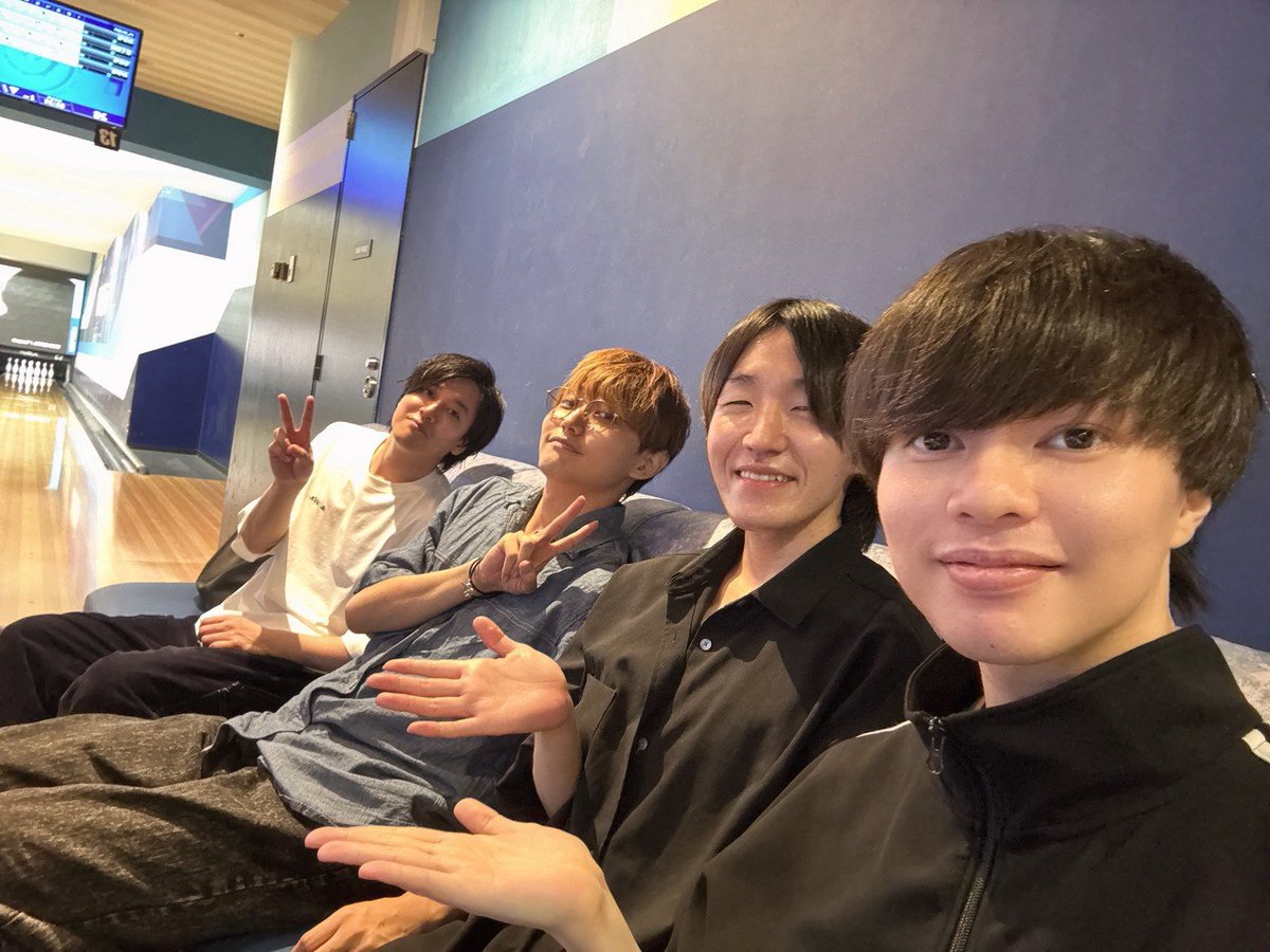 N_Machimoto11's tweet photo. 徳留さん、三上くん、松岡さんの4人で遊んだよー！
ボウリングひっっっさびさ過ぎて、2ゲーム目にはもう力入ってなかったよ。
ストライクは町本だけ取れなかったよ。 https://t.co/aETdRHxPxD