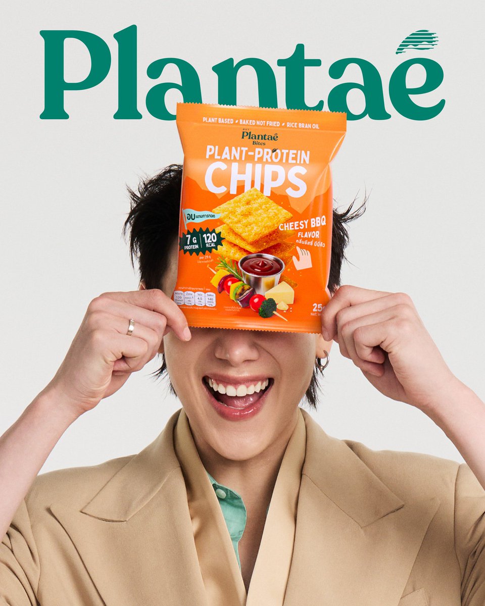 ccactusbby's tweet photo. วันนี้เปิดตัวต้าห์อู๋คุณพรีเซนเตอร์คนใหม่ของ #Plantae พร้อมโปรดักใหม่ #PlantaeBites น้องเป็นโปรตีนชิปส์ ขนมเด็กอ้วนที่ไม่อ้วน ทานได้แบบไม่ต้องรู้สึกผิด มาทำความรู้จักน้องกัน ! 🫛🌾🤍

#PlantaeLevelUpProtein #PlantProteinChips
#ต้าห์อู๋ #DAOU #oueiija @oueiija

— มี 3 รสชาติ : Cheesy BBQ🧡, Nori Seaweed💚, Sour Cream🩵
— ทำมาจากถั่วลันเตาสีเขียว สีเหลือง และ ข้าว
— ใช้น้ำมันรำข้าว ใช้การอบไม่ทอด
— ได้โปรตีน 7 กรัม 120 แคล
— ซื้อได้ที่ 7-11 เท่านั้น !

// ใครอุดหนุนพี่แพลนเต้แล้ว หรือเจอคุณพรีเซนเตอร์สุดหล่อขึ้นแพลนบีที่ไหน อย่าลืมลงรูปติดแท็กแบรนก์ + ต้าห์อู๋ ลงในโซเชียลกันเยอะๆ นะค้าบ พี่แพลนเต้เค้าต้อนรับต้าห์อู๋แบบยิ่งใหญ่มาก ไดโน่วเรามาโชว์พลังกัน ! 🦖🙌🏻