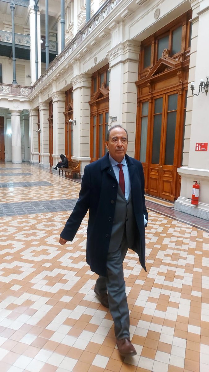 uchile's tweet photo. U. de Chile reconoce a Nelson Caucoto, exabogado de la Vicaría de la Solidaridad con una trayectoria de medio siglo trabajando por los DD.HH., con la Medalla Derechos Humanos y Democracia 2026 https://t.co/wPCGOlqXy3 https://t.co/qXYTNRotqM