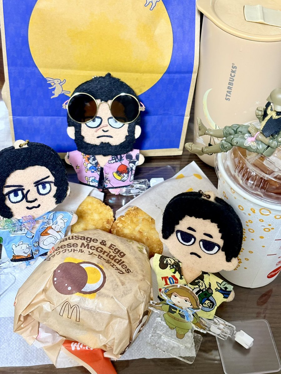 tarebata's tweet photo. おはよーございまぁーす！
今日から9月！！

最初の朝ごはんは久しぶりのぬい達にジャンクフードを食べさせた委員会を開催！！

そろそろぬい達のアロハシャツはしまいたいので早急に次の軍服を用意しようと思います！！ https://t.co/u6hC3LEn3u