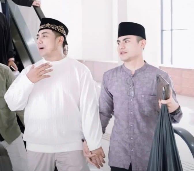 alayy's tweet photo. ustadz Riza, kalian aja yg nilai 😭 padahal udah punya istri cantik banget https://t.co/hgRFweML17