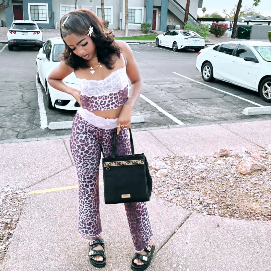 TTbouttabagg's tweet photo. I know you want to spoil me… don’t make me ask twice. 💋💸
#Findom #FinancialDomination #PayPig #Goddess #SpoilMe https://t.co/zmEWdKxuZg