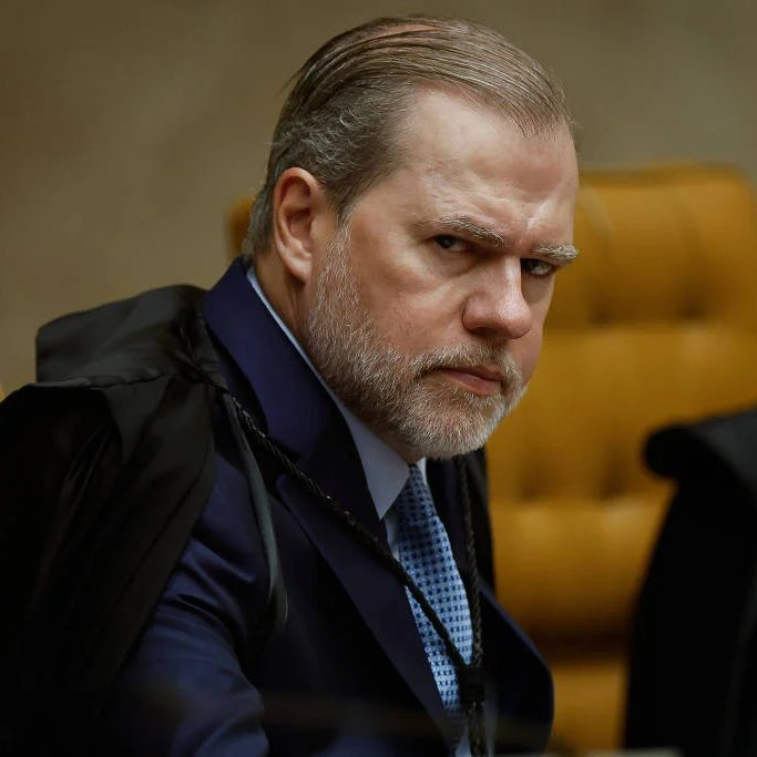 republiqueBRA's tweet photo. ✊🏿 ⚖️ Ministro Dias Toffoli (STF) diz que a Constituição atribuiu ao Judiciário o papel de defesa “dos mais pobres”:

🗣️ “Quando a magistratura está sendo atacada, o que querem atacar é o pobre. São os despossuídos. Querem atacar a igualação de gênero que a Justiça faz na prática, a defesa daqueles que não têm voz. O acesso ao Judiciário brasileiro é amplo e irrestrito. É o Poder Judiciário que mais trabalha no mundo per capita.”