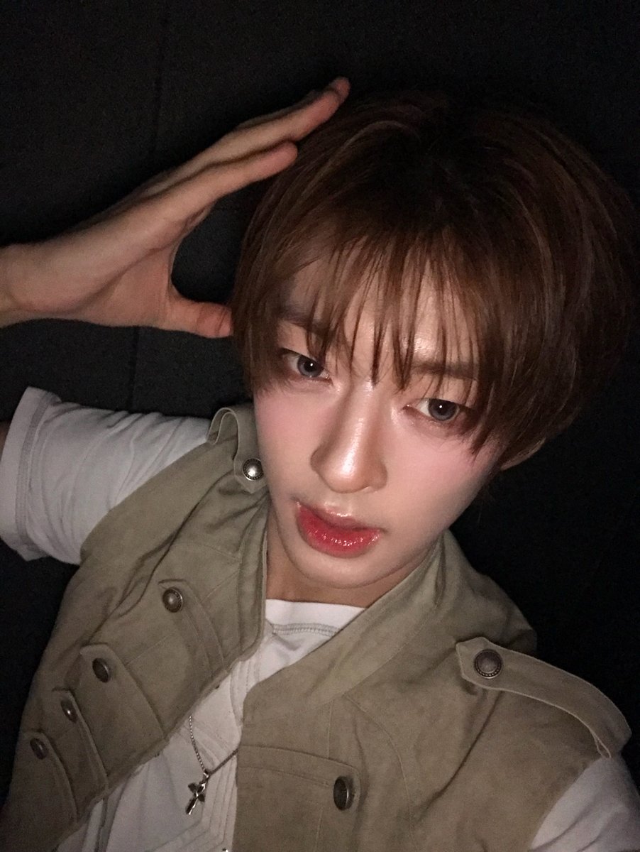 idntt_cosmo's tweet photo. 그러고 보니까 내가 회사에서 조금 독특해 보일 수 있겠다. 너를 너무 좋아하니까.

#idntt #아이덴티티
#itsnotover #조은찬 #choeunchan https://t.co/L1Vs7EwpVO