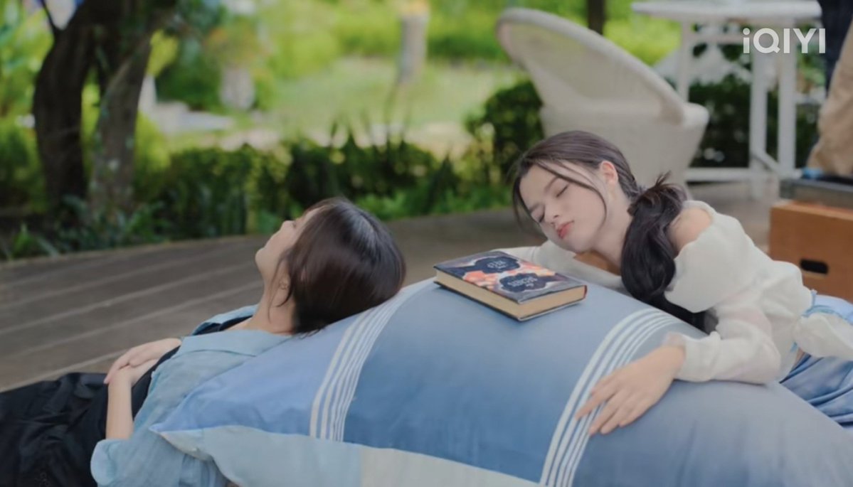 H_B_KYE's tweet photo. Imagine them on vacation together, unwinding in their own distinct ways different, yet perfectly complementary.

#ฟรีนเบค #FreenBecky https://t.co/jm8WUTIAkB