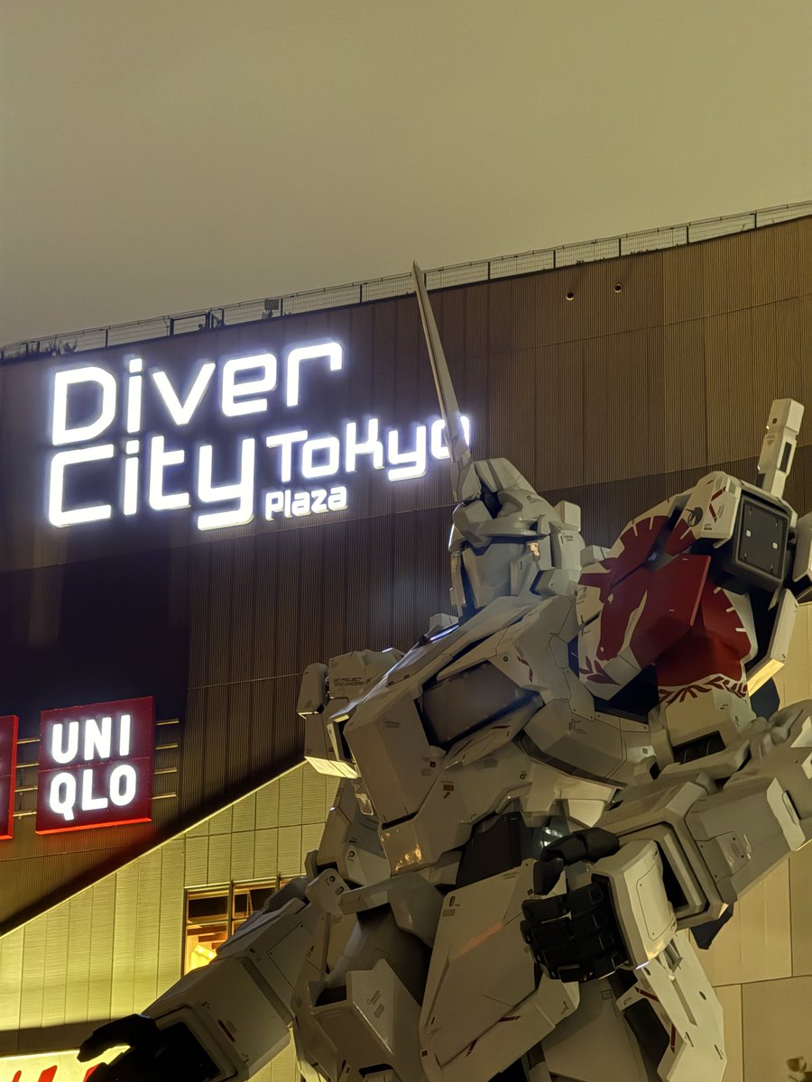 comosan_'s tweet photo. 最後のRX-0 ユニコーンガンダム
22時の消灯時間に素晴らしい演出ありがとう！

#ユニコーンガンダム #ダイバーシティ東京プラザ #RX-0 https://t.co/FzGbs1qsV7