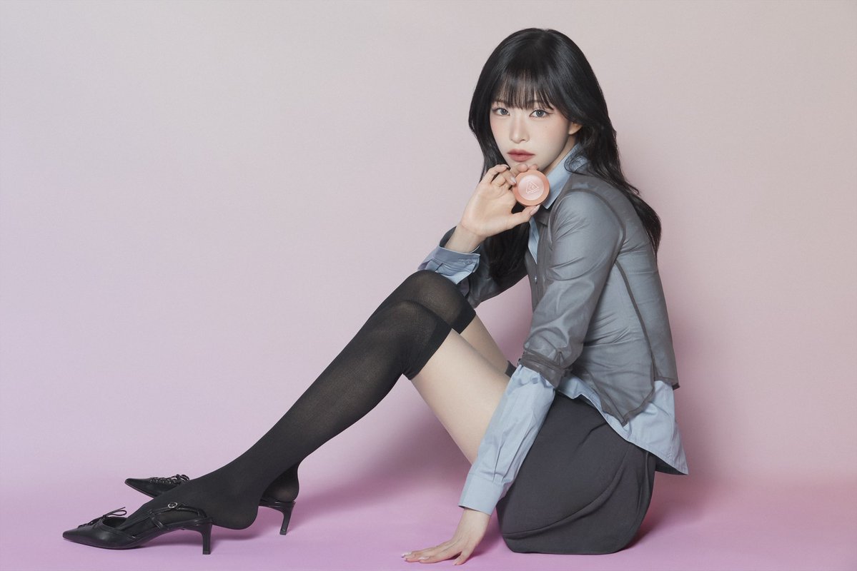 mongkitsch's tweet photo. [광고] #이벤트 @3ce_kr_official

#RT + 댓글로 ‘페이스 블러쉬’ 남겨주신
˗ˋˏ 8명 ˎˊ˗ 추첨 ☁️3CE NEW Face Blush 랜덤 1종☁️을 보내드립니다!

기간 : ~9/15(화)
당발 : 9/28(월) DM 안내
⋆｡𖦹°‧☁️ ˚‧₊˚

여자의 악마 프미나 이채영이 말아주는
상견례 문전박대 >>> 프리패스상 메이크업…ෆ
솜사탕처럼 몽글몽글 예쁜 3CE NEW 페이스 블러쉬 𐙚₊˚가 너무 찰떡이셔라..

채영슨배님의 아릠다운 3CE 화보 메이크업은
청담샵 대란템답게 위위아뜰리에 담당쌤이 해주셨다네요ദ

화보에서 사용한 컬러는 모노 핑크, 시티 모브, 누드 피치! 9/5까지 진행되는 올영세일에서도 고능가에 페이스 블러쉬를 게챠하세요🛒