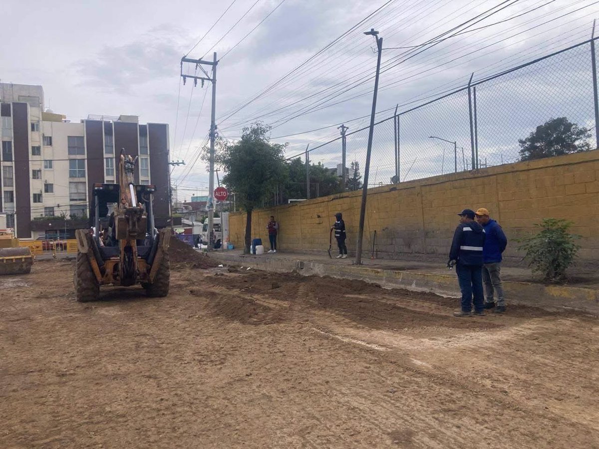 evelyn_parraA's tweet photo. En #VCarranza no paramos.

En la calle Aviación Comercial realizamos trabajos de nivelación del terreno y limpieza general, porque una alcaldía que está en territorio se nota en cada calle y en cada acción.

Aquí no hablamos de transformar: transformamos. 💪🚧
#VCEnAcción #MiBellaVenus
#LaEnergíaQueTransforma