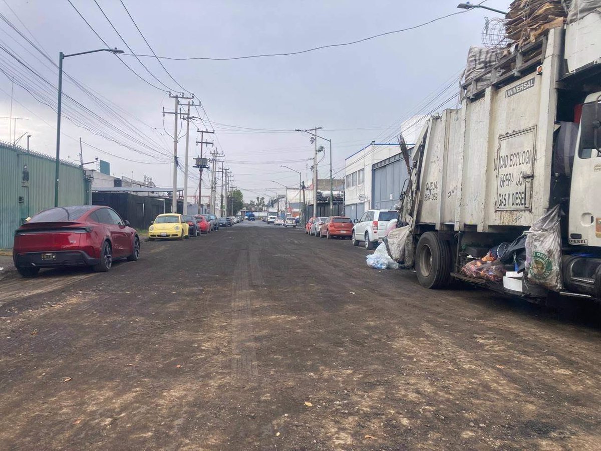 evelyn_parraA's tweet photo. En #VCarranza no paramos.

En la calle Aviación Comercial realizamos trabajos de nivelación del terreno y limpieza general, porque una alcaldía que está en territorio se nota en cada calle y en cada acción.

Aquí no hablamos de transformar: transformamos. 💪🚧
#VCEnAcción #MiBellaVenus
#LaEnergíaQueTransforma