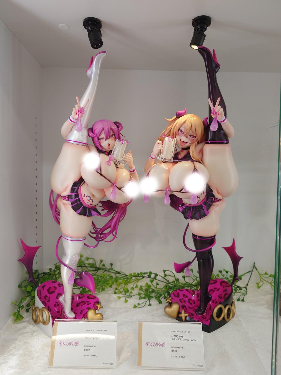 nocturne_ltd's tweet photo. 📢展示のお知らせ
『大人のデパート エムズ 秋葉原店』様地下1階 ショーケースにて、かえぬこ先生(@kaenuco)より

💛 ミヤちゃん サキュチアコスチュームVer.
🩷 つみきちゃん サキュチアコスチュームVer.

デコマスを期間限定で展示中✨
近日受注開始予定となります！
秋葉原にお越しの際はぜひご覧ください！

#のくちゅぬる