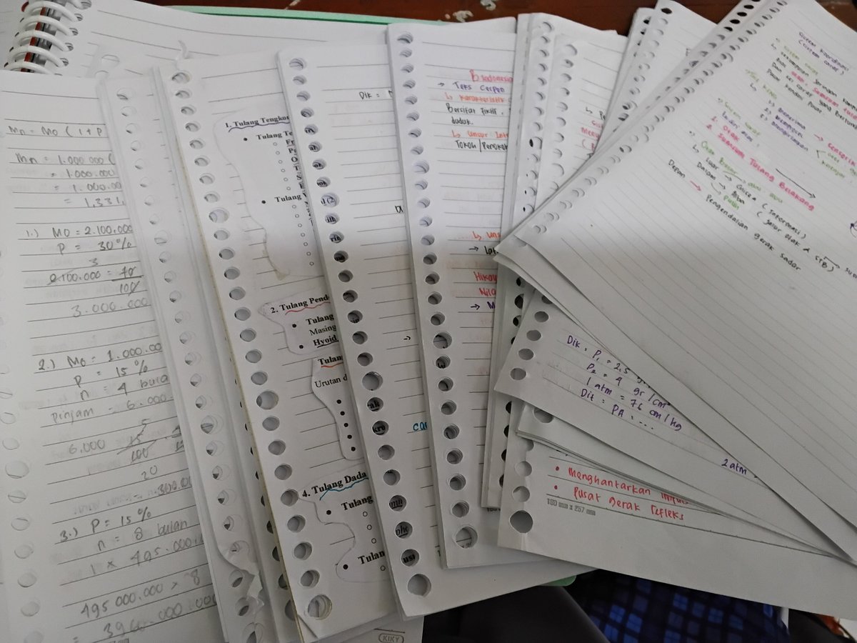 QArrrini's tweet photo. Ini catetan bimbel gue waktu kelas 11 GASADAR TIBA TIBA SEBANYAK INI CUY😮 https://t.co/BTrl4ySMzp