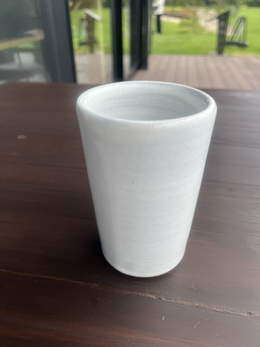 ZfaChm5kY817722's tweet photo. 3ヶ月前にろくろで作った陶器。
凄く素敵に焼き上がってたぁ〜♪
お猪口と小皿は…日本酒に塩辛かなぁ😊
もう一つはビアグラス🍺
#笠間焼
#陶芸教室
#ろくろ https://t.co/Ttxt8UaRyc