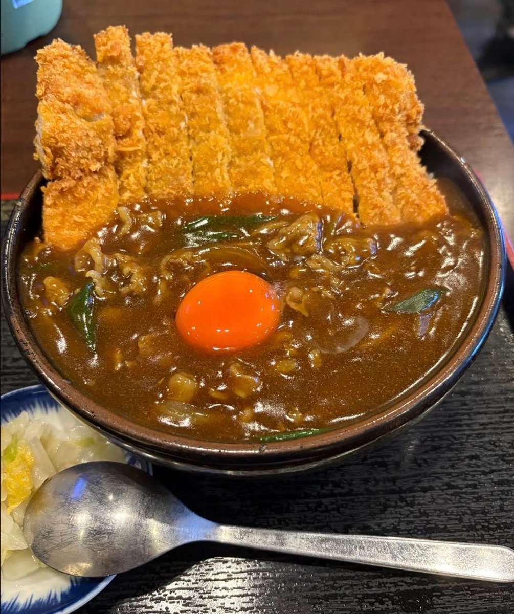 Osaka_umai's tweet photo. カツカレー丼がヤバすぎる件✨
📍大阪・恵美須町「日本橋 まる榮（まるえい）」🍚

地下鉄堺筋線・恵美須町駅から徒歩2〜5分。浪速区日本橋5-20-3-103、市営日本橋住宅3号館1階やで👍
1990年創業の家族経営そば屋やけど、実際はカツ丼・カツカレー丼で行列ができる名店。2018年に今の場所へ移転してからも人気は変わらず🔥

毎朝枝肉からスライスして揚げる大きなロースカツが、丼からはみ出す勢いでドーンとのってる‼️
衣はしっとりサクッ、中はジューシー。カレーはスパイス強めやなくて、そば屋らしい出汁が効いたとろ〜り和風ルー。熱々で出てくるから、カツとご飯に絡むとジュワッと旨みが広がる🤤

カツは「小」でも普通の店の大盛り超え、「大（2枚重ね）」にしたら完全に丼を超えてくるボリューム。生卵が別添えやから混ぜてもええし、そのまま乗っけてもOK。味噌汁と漬物もついて満足度が高い⛰️

ただデカいだけやなくて、出汁・カツ・カレー・ご飯のバランスを本気で追求した一杯やで✨
「ちゃんと旨いカツカレー丼」が食べたい日に、ぜひ行ってみてな〜‼️（水曜定休、カツは昼過ぎに売り切れること多いから早めがおすすめ）