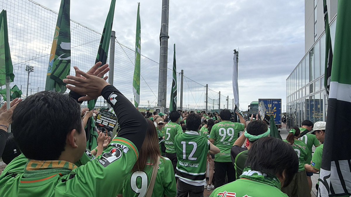 squanord_2026's tweet photo. 【あすのルヴァンカップ・栃木シティFC戦・八戸選手バス出迎え】
到着時間：16:30～16:40頃
場所：スタジアム管理棟正面
（地図参照）

横断幕掲出の後は、選手出迎えに向けスタンバイ！
戦いに臨む選手たちを熱く出迎えましょう！早めに管理棟前へ集合！

この後は
➡️ピッチ内アップ（17:30〜） https://t.co/NzPhUFgcqj