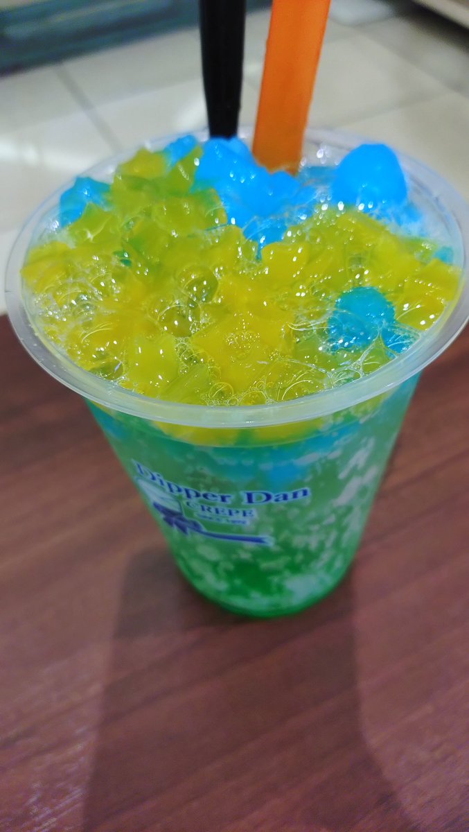 rainyrainfall_'s tweet photo. 仕事休みだから病院行ったの。事前に確認して間に合うように行ったのに受付終了だし
イラつくから、病院近くのイオンに。(笑)
太鼓の達人でイライラ発散(笑)＆400円でティルティルのリップゲット！あとなんか可愛いドリンクあって買っちゃったw https://t.co/ESlmUX55NP