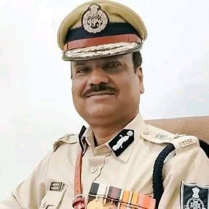 Subodhchp33's tweet photo. जनसेवा के 38 साल बेमिसाल,खाकी को सदैव किया गौरवान्वित,कैलाश मकवाणा बस नाम ही काफी है,हर मोर्चे और परिस्थितियों में निडरता के साथ बेवाकी से डटकर मुकाबला किया... ईमानदारी इतनी. लाजबाब कि सदियों तक याद रहेंगी, विपरीत परिस्थितियों का डटकर मुकाबला किया... https://t.co/7xW4lc2ncK