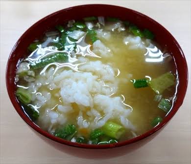 livehouse_uhu's tweet photo. 鉱山など山で働く人は「ご飯に味噌汁をかける」のを嫌う。落盤や土砂崩れを連想するからだ。

釜石では焼き魚を半分食べてひっくり返すと「叔父さんの船が沈んでもいいのか！？」（転覆する）と結構キツめに怒られたな。

ミュージシャンよ、蕎麦を途中で噛んで食うとライブ中に「弦が切れる」ぞ笑。 https://t.co/ydsXY9NggD