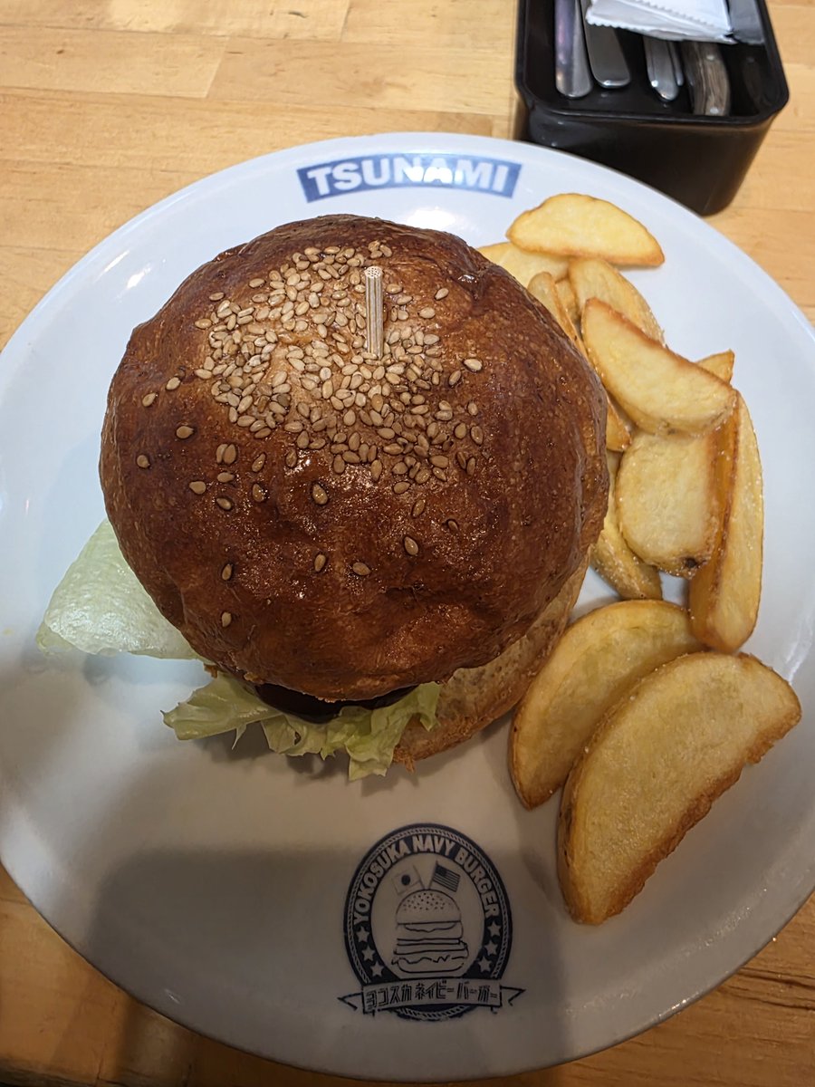 alcoholgypsy56's tweet photo. 昼飯はどぶ板のTSUNAMIでバーガー🍔
いつか第7艦隊食べてやる https://t.co/KYkhKHHmZf