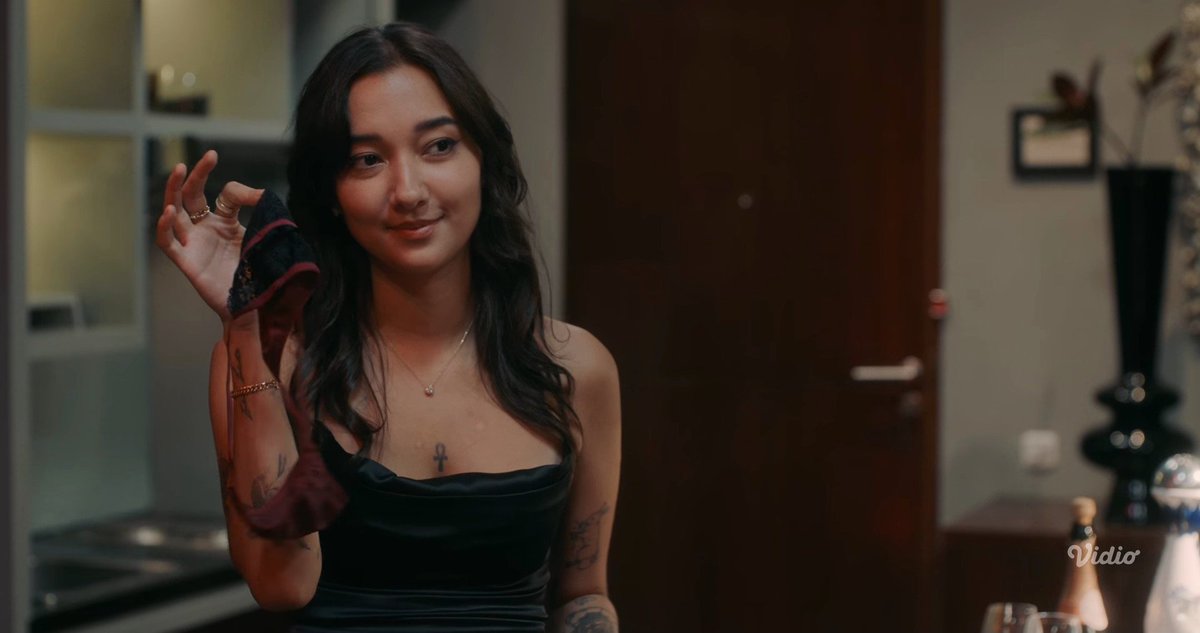 HabisNontonFilm's tweet photo. Gilak nih JAKARTA UNDERCOVER: MEMBERS ONLY Eps 4, makin ngeri!

Ada scene 21+ yg berhubungan sama sushi dan badan perempuan (googling aja 👀) dan powerplay ordal mabes yg mulai berdarah2.

Terus dua2nya ngelibatin Kitty. Aaakk khawatir banget sama keselamatan dia 😭 https://t.co/4u1v3kggyo