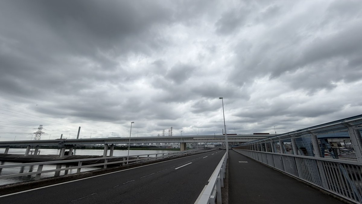 monuke_1212's tweet photo. 空間が広い
ただ天気が悪い https://t.co/Dtx336gSpu