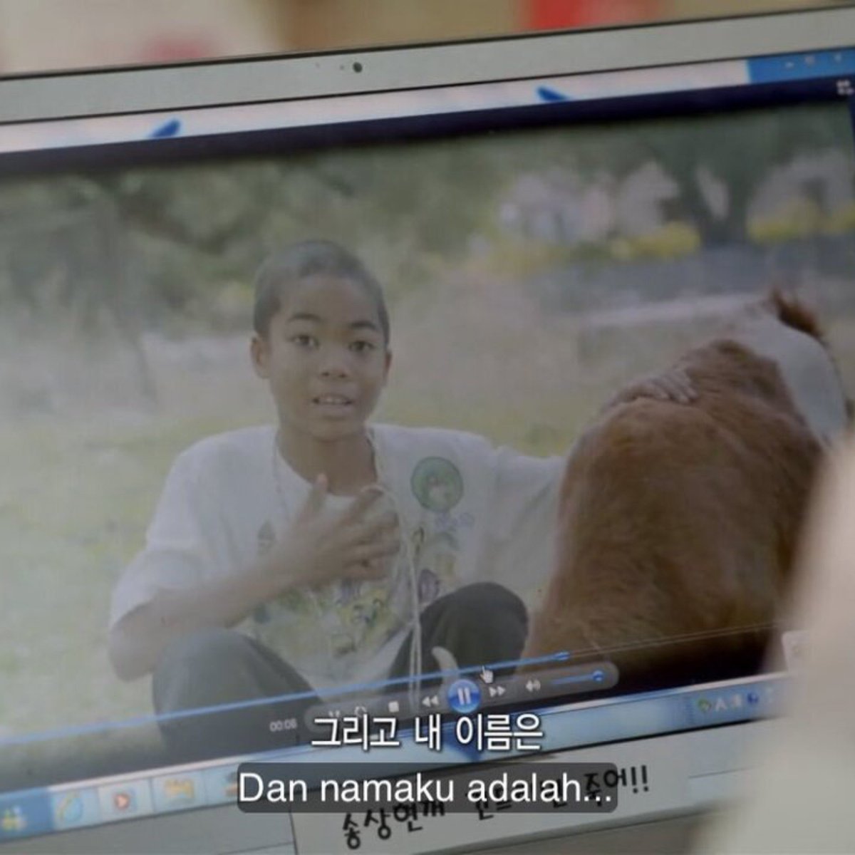 midobirb's tweet photo. 3 misteri dalam kdrama yang belum terpecahkan:

1. nama anak yang suka bawa kambing or domba (descendants of the sun)
aku udah lupa-lupa ingat sama jalan cerita drama ini tapi adegan pas adeknya mau bilang namanya tapi suara kambingnya lebih kuat jadi ga kedengeran suaranya tuh masih membekas bgt dalam ingatan 😭 sampe skrg blm gatau nama adeknya siapaa 

2. apa yang terjadi sama kim junwan di hawaii (hospital playlist)
penasaran bgt sama kejadian di hawaii yang bikin junwan gak bisa berkutik menolak permintaan jeongwon 😭😭 aib macam apa sihh itu sampe junwan kayak takut bgt temen2 yg lainnya tau 

3. siapa bapaknya kim minchae (twenty five twenty one) 
bestseller sih ini, sampe skrg kayaknya masih banyak teori tentang siapa bapaknya minchae 😅

apa aja guys misteri dalam kdrama yang belum terpecahkan lainnya?