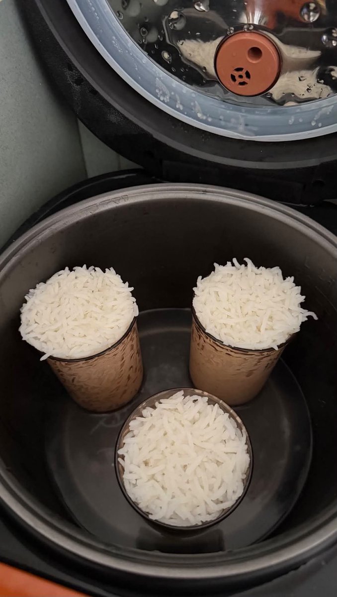 Smash1014314's tweet photo. udah lama gak pakai cara ini 😭 dulu nenek gue ngajarin, kalau masak nasi cuma buat satu-dua orang, pakai cara ini.

nasinya jadi gak kerak dan gak mubazir 😭🙏🏻 https://t.co/ZjMw5tpgwP