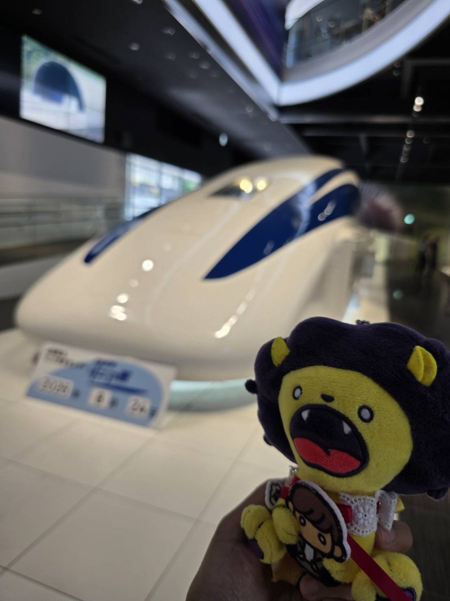 chihayangest's tweet photo. 家族が夏休み中の時に、山梨の道の駅まで連れ出された
その道の駅近くにリニア見学センターがあったので、少しだけ…のつもりで行ったけどがっつり見学してきました

試験運転してるリニア、早～い!!(ガラスに他の家族が映ってしまって💦)
#千春旅行記 https://t.co/MpDdNjGanH