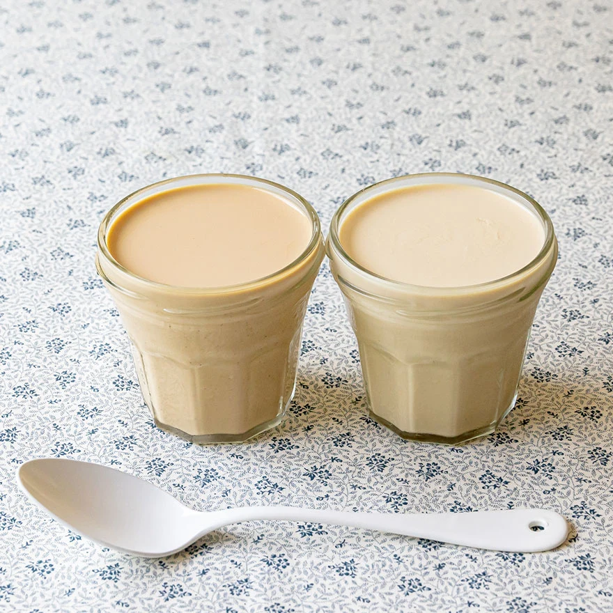 romiunieWebShop's tweet photo. 紅茶といえば「teteria」さんの茶葉を使った、2種類の「ミルクティーパンナコッタ」。
teteriaさんのミルクティーをじっくり煮出し、茶葉それぞれの風味をぎゅっと閉じ込めました。
ひと口ごとに、ふわっと広がる茶葉の風味をお楽しみいただけます。
今回ご用意したのは、「CTCミルクティ」「カモマイルミルク」の2種類。
CTCミルクティのしっかりとしたコクと、カモマイルミルクのやさしい香り。

ぜひ2種類を食べ比べながらお楽しみください。
https://t.co/jvowMBpqEI