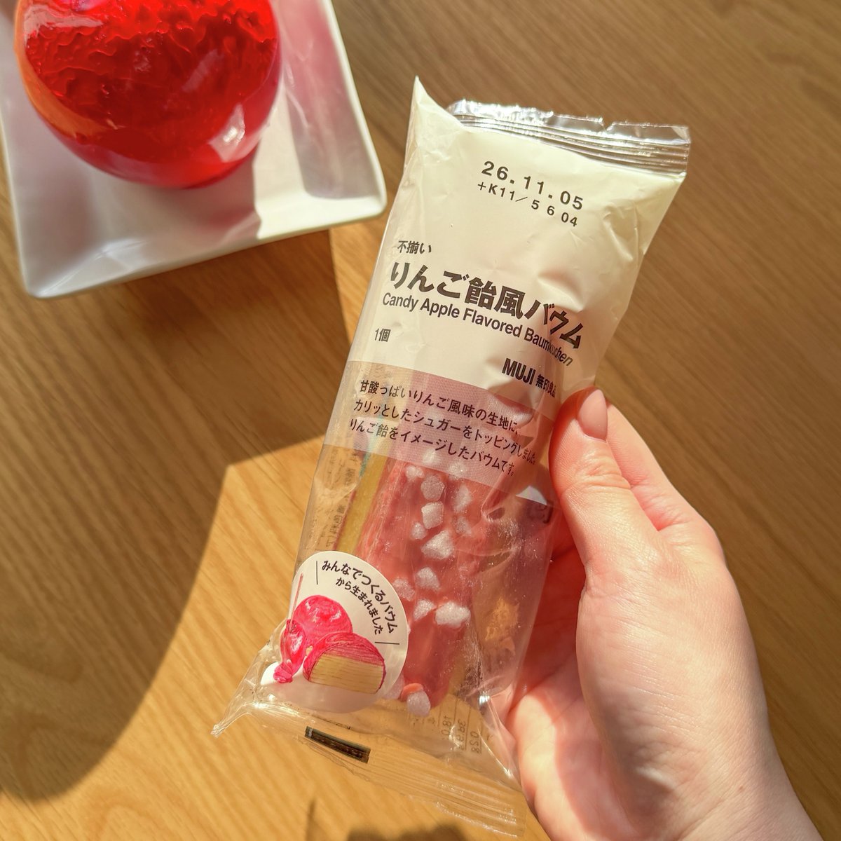 muji_net's tweet photo. 『不揃い りんご飴風バウム」と、『不揃い 黒糖サーターアンダギー風バウム』が、本日より全国のローソンで販売開始。

https://t.co/tfehVwwSV7 https://t.co/6Y1xLQZKDU