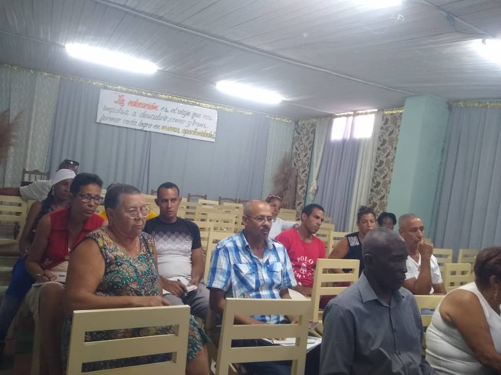 BaracoaE's tweet photo. Intercambia miembro del Buró del Partido Provincial y el Director General de #EducaciónGuantánamo con los miembros del Consejo de Dirección de #EducaciónBaracoa, para valorar los aseguramientos por el inicio del curso escolar.
#1deSeptiembre
#InicioDelCursoEscolar https://t.co/fNkhxZZsN1