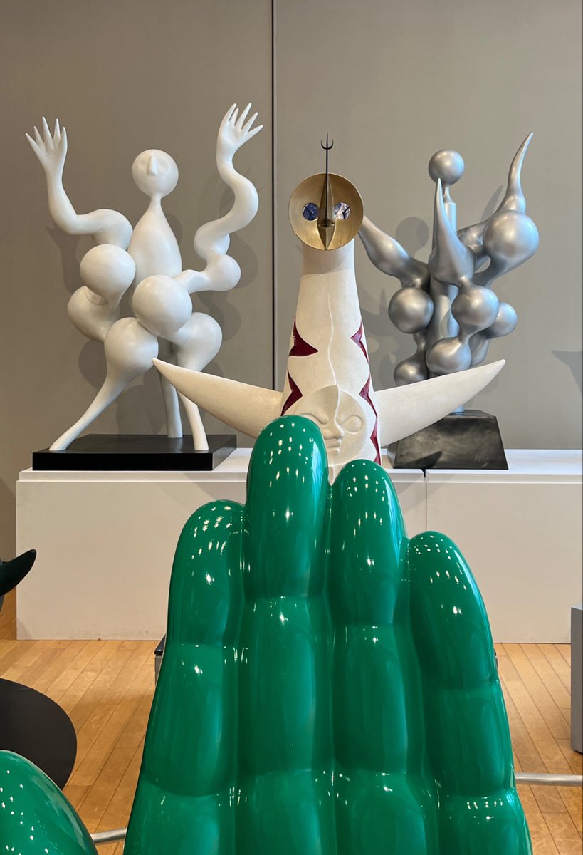 kashioo0's tweet photo. 指先にいつも… （⚫︎⟠⚫︎）
#太陽の塔　#手の椅子
（と、バックダンサーみたいな踊りと夢の樹） https://t.co/ZGXqLt0V1m