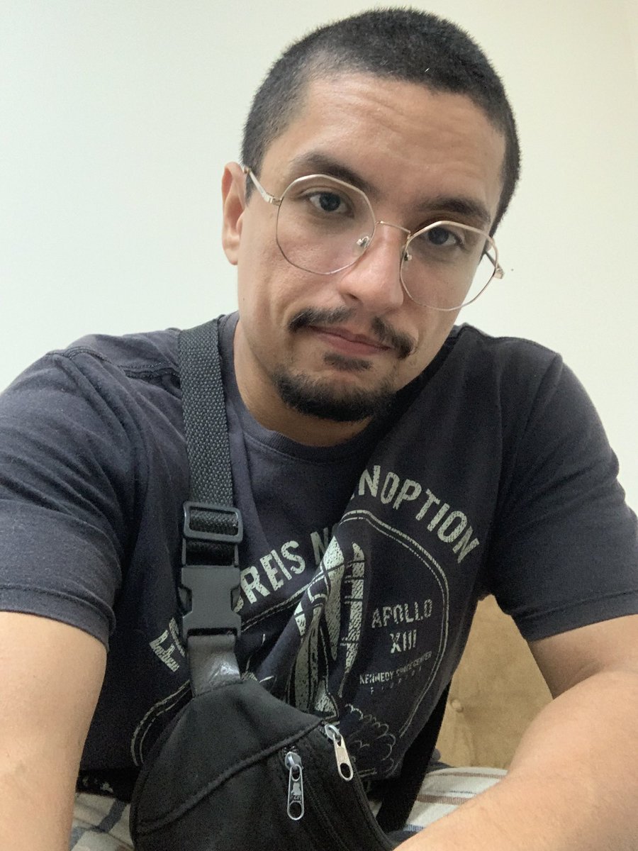 notsoberlander's tweet photo. (sim, é uma unidade de cabelo branco ali no topo da testa) https://t.co/DGEaHnrifW