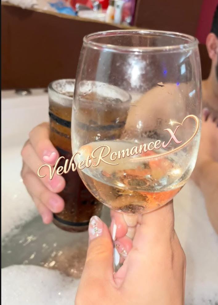 VelvetRomanceX's tweet photo. 🥂 https://t.co/9a44lpSTEs