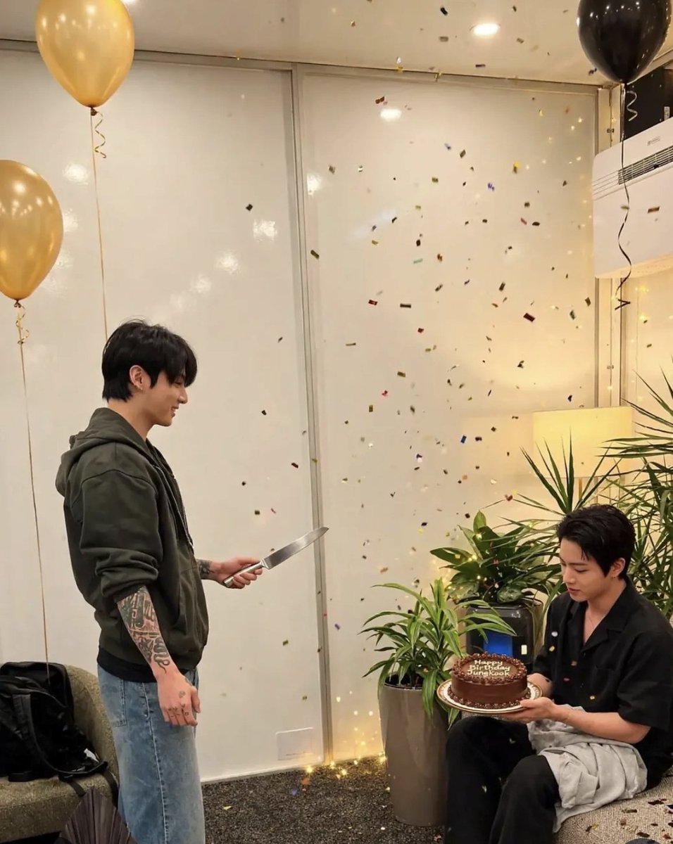 RKIVE__001's tweet photo. 진심으로 저희를 사랑해주시는 모든 팬 여러분, 저와 함께 JK의 생일을 축하해주세요... 축하해주신 모든 분들께 감사드립니다. 

정국아, 생일 축하해. 🐰💜

또 한 해가 지나갔네. 시간이 이렇게 빨리 흘렀다는 게 아직도 믿기지 않아.

막내 멤버였던 네가 아직 많은 걸 알아가던 모습에서 지금의 너로 성장하는 걸 지켜봐 왔어. 함께 무대에 서고, 리허설을 하고, 밤샘 연습을 하고, 웃고, 다투고, 힘든 순간들을 보내고, 평생 잊지 못할 추억들을 만들었지.

형으로서, 그리고 네 곁을 함께 걸어온 사람으로서, 진심으로 네가 자랑스러워.

사람들은 널 황금 막내라고 부르지만, 넌 항상 재능이 넘쳤어. 하지만 모든 걸 잘해야만 가치 있는 존재인 건 아니라는 걸 알아줬으면 좋겠어. 매일매일 자신을 증명할 필요도 없고, 모든 기대에 짊어질 필요도 없어.

넌 그 무엇보다도 먼저 정국이니까.

 내년에는 마음껏 숨 쉬고, 크게 웃고, 실수도 하고, 새로운 것을 발견하고, 있는 그대로의 자신을 즐기는 순간들이 더 많아지길 바라.

우리는 정말 긴 여정을 함께 걸어왔어. 아름다운 날들도 있었고, 힘든 날들도 있었고, 앞으로 무슨 일이 일어날지 아무도 몰랐던 날들도 있었지. 하지만 어떻게든 우리는 계속 앞으로 나아갔어.

우리와 함께 성장해줘서 고마워.

우리를 믿어줘서 고마워.

그리고 오직 너만이 가질 수 있는 정국이 되어줘서 고마워.

리더로서 나는 네가 더 성공하길 바라는 것만이 아니야.

네가 행복하길 바라.

진심으로 행복하길.

누구의 시선도 필요 없는 그런 행복을.

그러니 오늘은 잠시 기대는 잊어버려. 맛있는 것도 먹고, 배가 아플 정도로 웃고, 오늘 하루를 즐겨. 그리고 네가 태어나줘서 진심으로 감사하는 사람들이 있다는 걸 기억해.

생일 축하해, 정국아.

계속 성장하되, 어린 시절의 너를 절대 잊지 마.

 우린 여전히 함께 걷고 있어. 길이 어디로 이어지든, 그 모든 순간들을 너와 함께 나눌 수 있어서 정말 감사해.

생일 축하해, 우리 정국아. 🎂🐰💜

— 남준