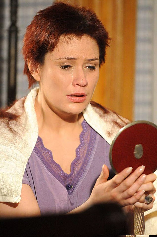 dia_tiago's tweet photo. Mesmo caso da Tatiana de "Caras e Bocas" (2009), a atriz Rachel Ripani até raspou os cabelos porque a personagem teve câncer. Porém, a trama era paralela e não teve muita diferença, o público lembra mais o macaco Xico do que esse enredo e depois disso a atriz sumiu da TV https://t.co/ZL4T5aYzHx