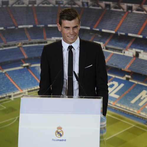 Footballtweet's tweet photo. 📅 On this day, in 2013, Real Madrid signed Gareth Bale from Tottenham Hotspur for a then 𝗪𝗢𝗥𝗟𝗗-𝗥𝗘𝗖𝗢𝗥𝗗 transfer fee of €100M. 🏴󠁧󠁢󠁷󠁬󠁳󠁿

He went on to become the first ever British player to win 𝗙𝗜𝗩𝗘 Champions League trophies.

👕 258 games
⚽️ 106 goals
🎯 67 assists
🏆 18 trophies