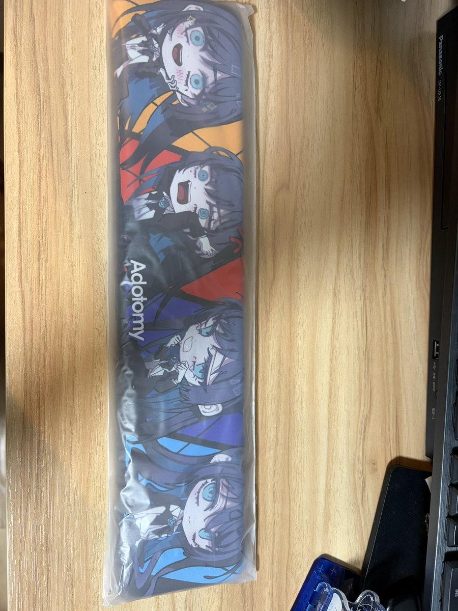 Ado_enigma's tweet photo. 未開封品はこの辺かな〜アームレストは微妙に手元に残すか悩んでるけど🤷
あと、Aoのブローチもある。多分まだ声掛けもらってないはず。 https://t.co/e3LcCN6Z7H