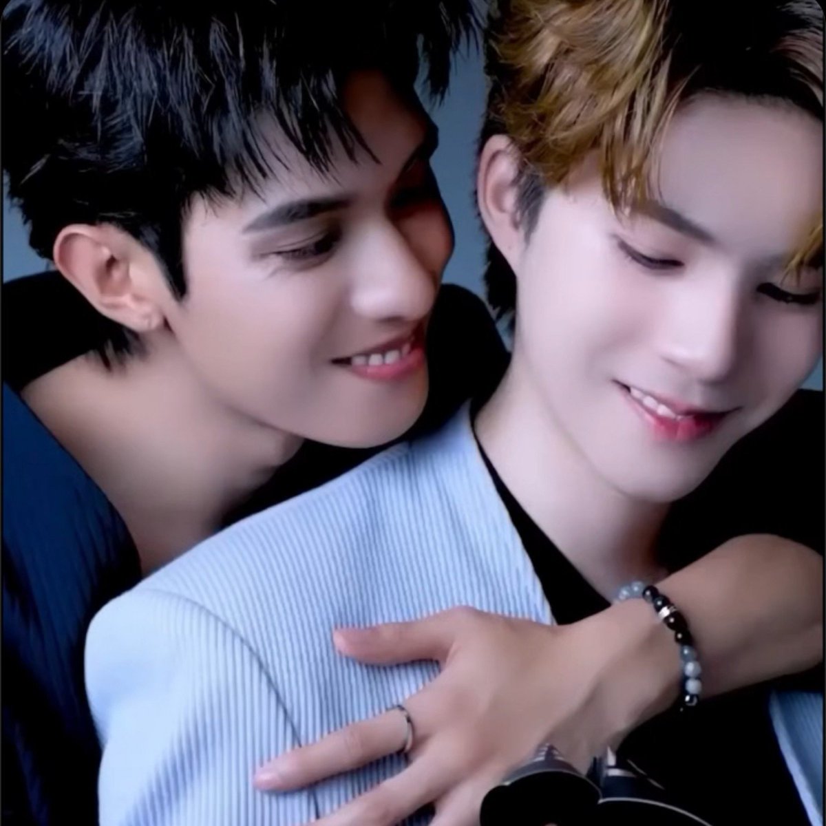pttpnetjj's tweet photo. this looks like an engagement video 😼🖤🥕 https://t.co/y81MJjjrl8