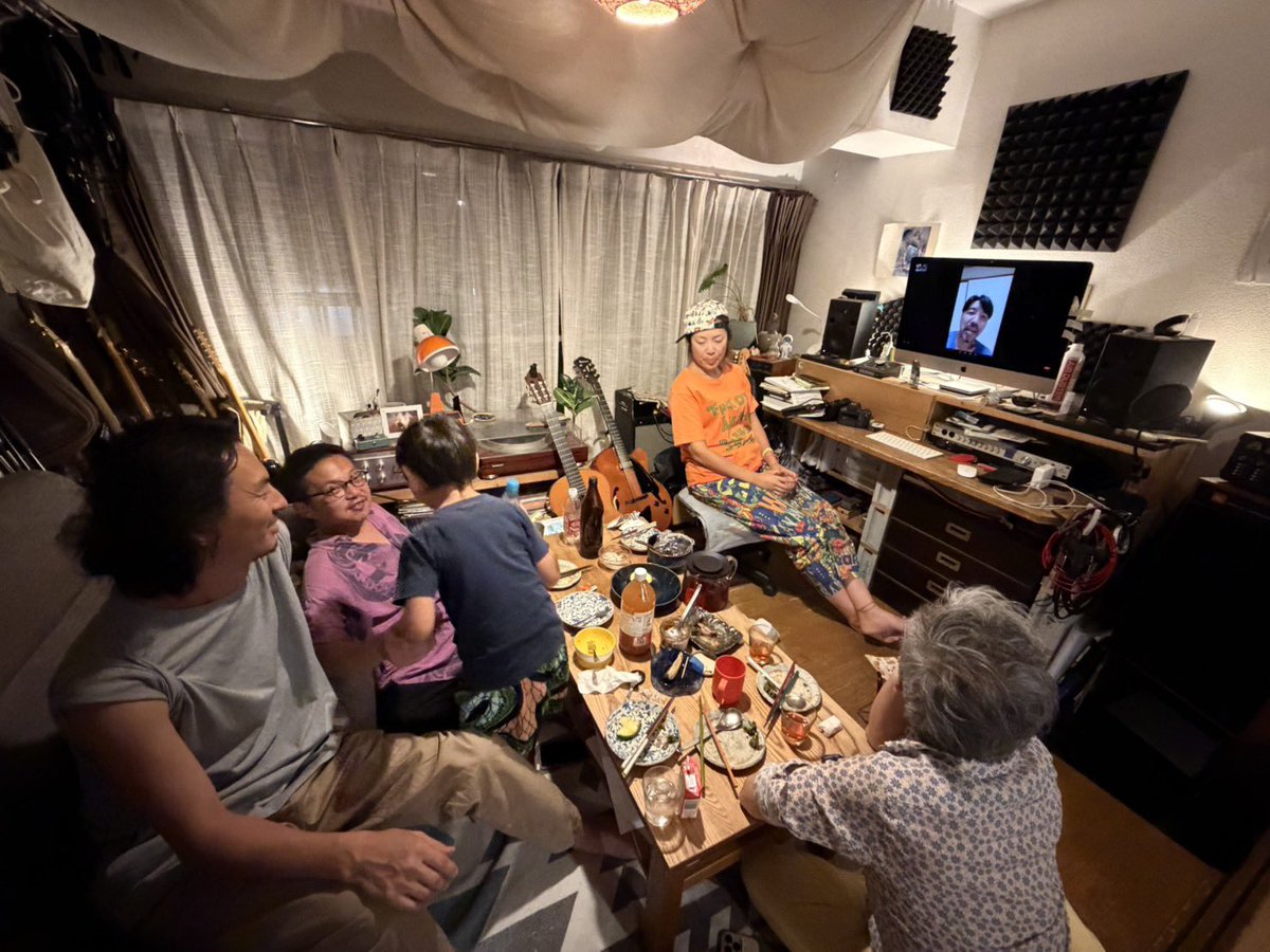 yosouchi's tweet photo. こないだはレーベルまいめんとパーリー文明でした
青木も遠隔参加
ブリバリオモロいかったです
私は終電のれてちょうしのってたら
なぜか目をつむってしもて最果てまでゴーしてました
みなさんありがとザベン
#肩ノセ https://t.co/8s4vso3YUv