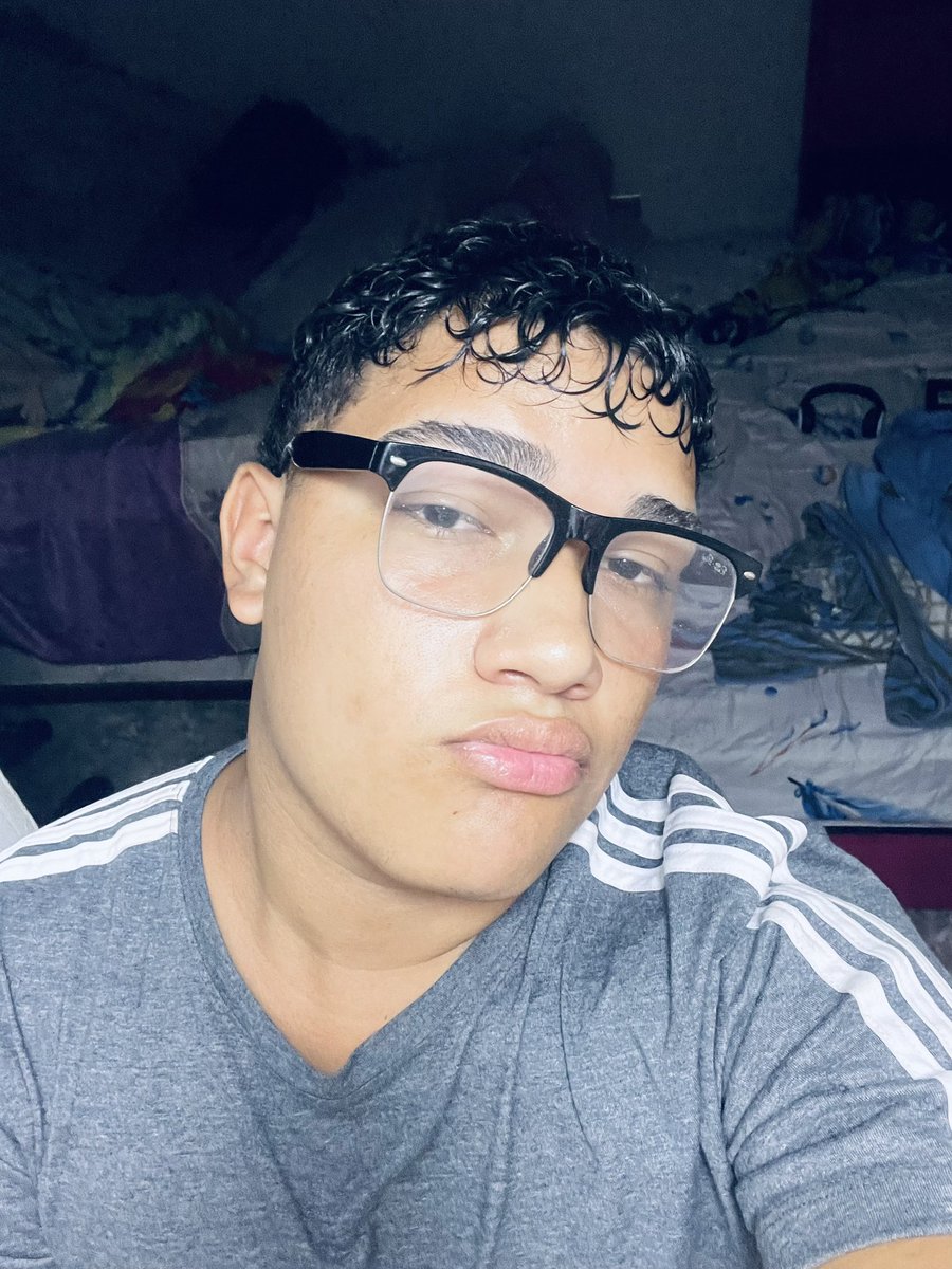 Daddy_19hot's tweet photo. Como me veo con lentes 🤓 
Ups 🙊 
Se me fue una foto 🥵
Jajajaja 😝 
2 fotos 🥴 https://t.co/sVN9E1VDST