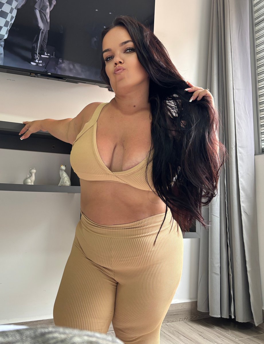 minijulietaa's tweet photo. Can I be your favorite today? https://t.co/zNlvPw90Rh