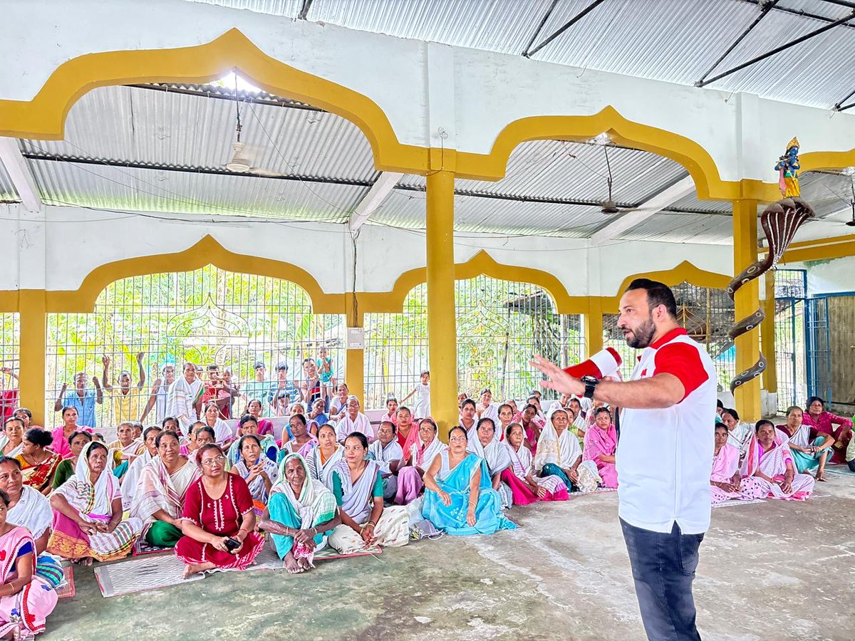 IndianRedCross's tweet photo. Assam Flood Response: IRCS volunteers continue supporting flood-affected communities. In Nepali Khutti, an AP 700 water purification unit has been installed, alongside guidance on chlorine tablet use for safe drinking water. 💧#AssamFloods #IRCS #SafeWater @kaustubhKukde https://t.co/9vydLh4zKU
