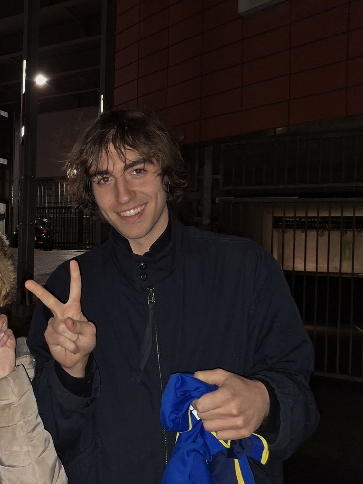 thisiswint3r's tweet photo. HIS SMILE UUUGHHHH https://t.co/Z1NFfznegr
