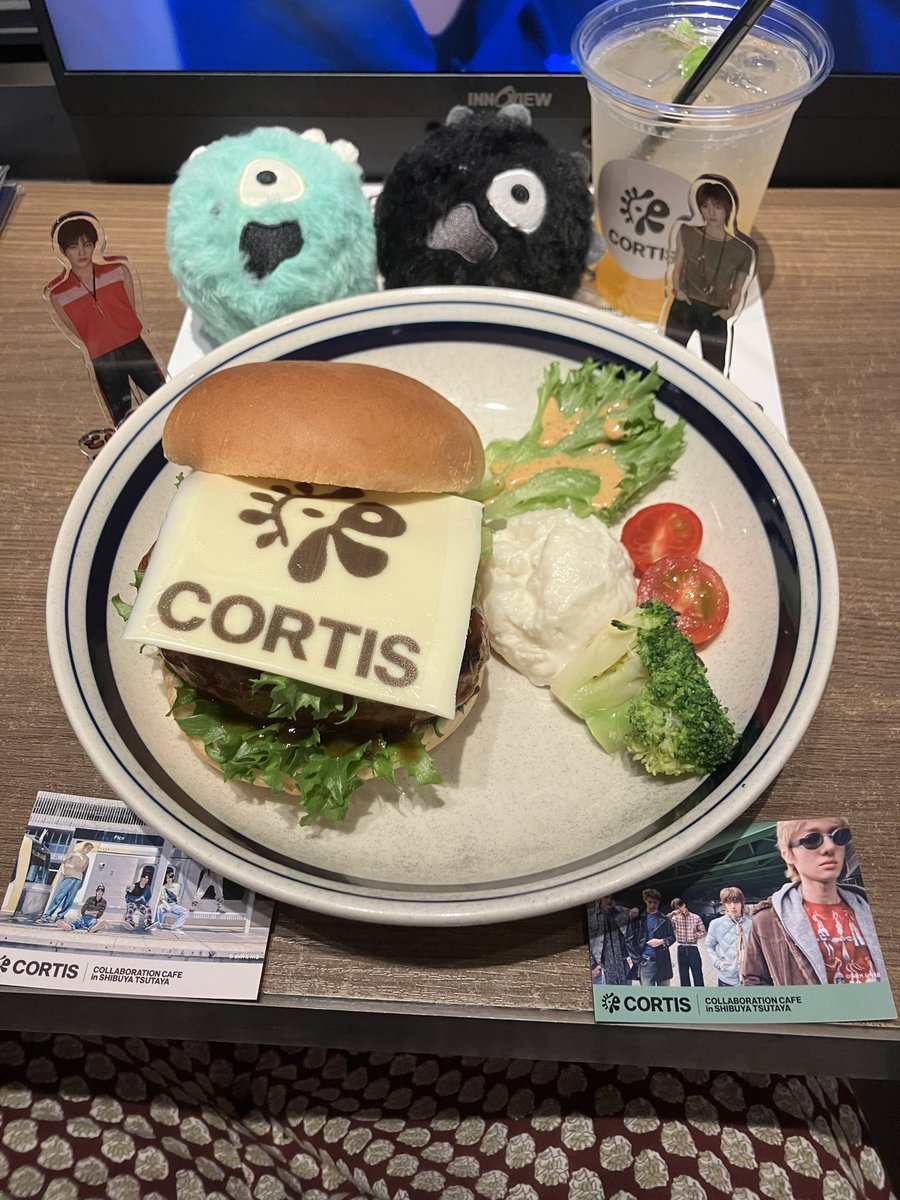 sazziyo0817's tweet photo. CORTIS コラボカフェとポップアップ一部行ってきた。在庫すっからかんだったけどジュフンのうちわとビーニーは買えたー！ https://t.co/biubHoFTSx
