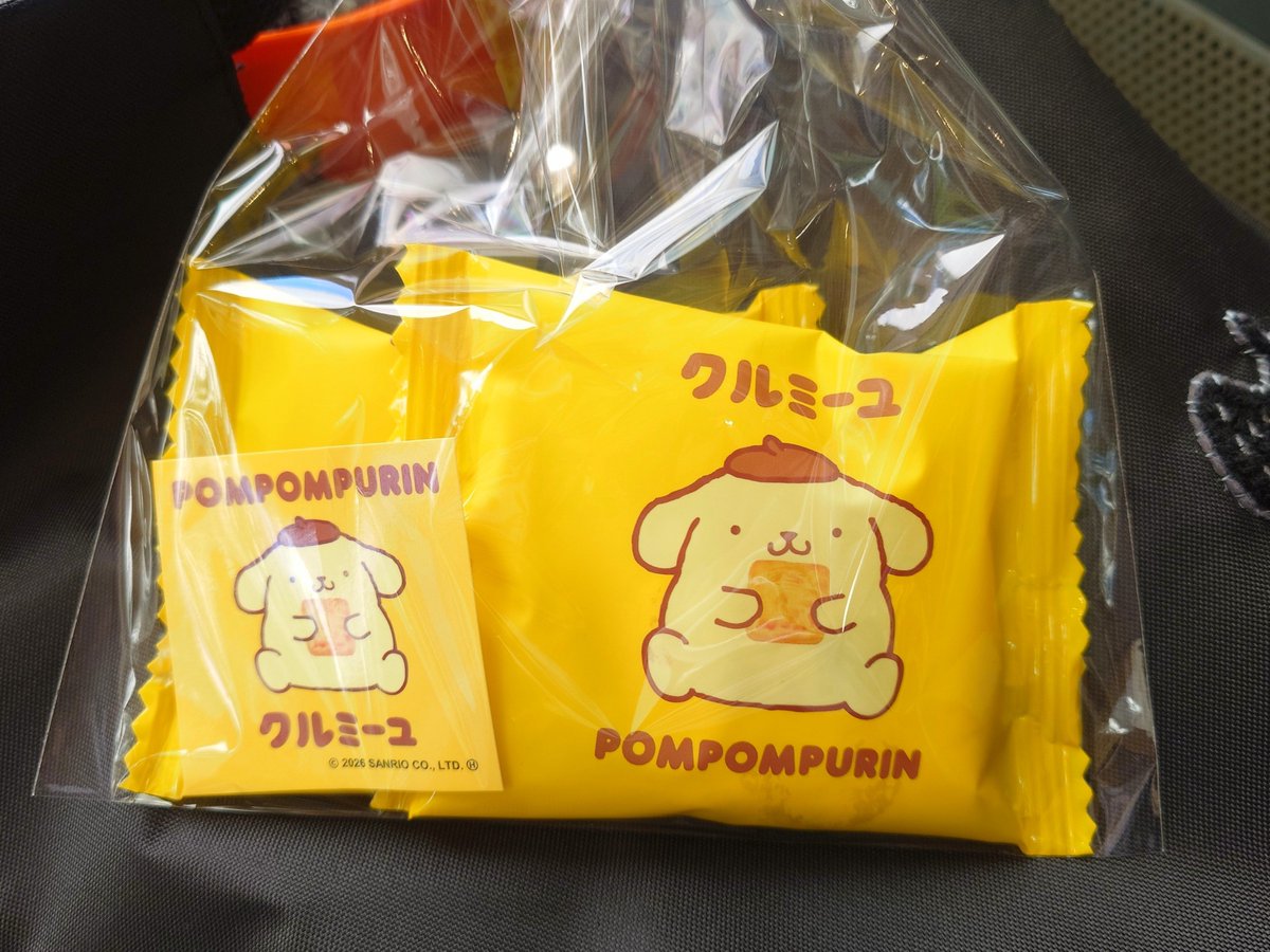spruce2015's tweet photo. 今日から一六タルトの“クルミーユ”とポムポムプリン殿、コラボです😋🍮
(クルミ餡の入ったパイ菓子です) https://t.co/cTwYug280e