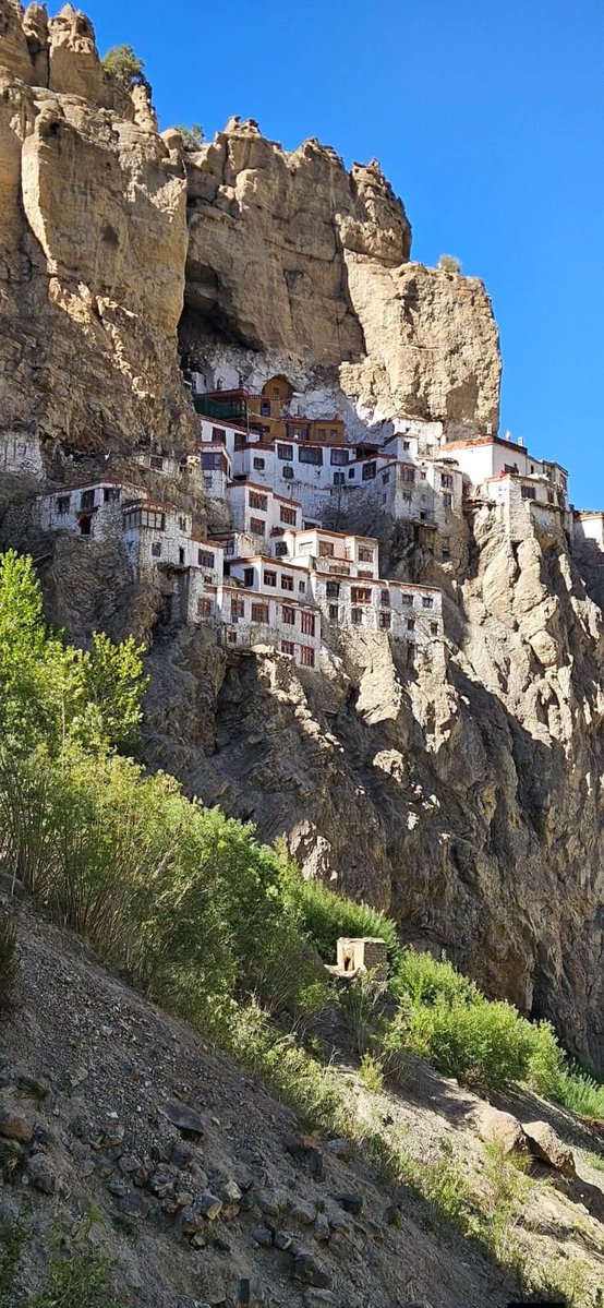 Vic_k_ey's tweet photo. A 12th CE creation by Buddhist monks..

#GoodMorning #Pals 🌄🍀🐦
Have a cheerful #Tuesday 
Regards🌲🌹🙏 

#IncredibleIndia 🇮🇳-Phugtal Monastery, a masterpiece carved in a cliff side cave.. Living here is itself a great austerity.. Lungnak Valley, Zanskar distt, UT of #Ladakh... https://t.co/1IVwMDP6pi